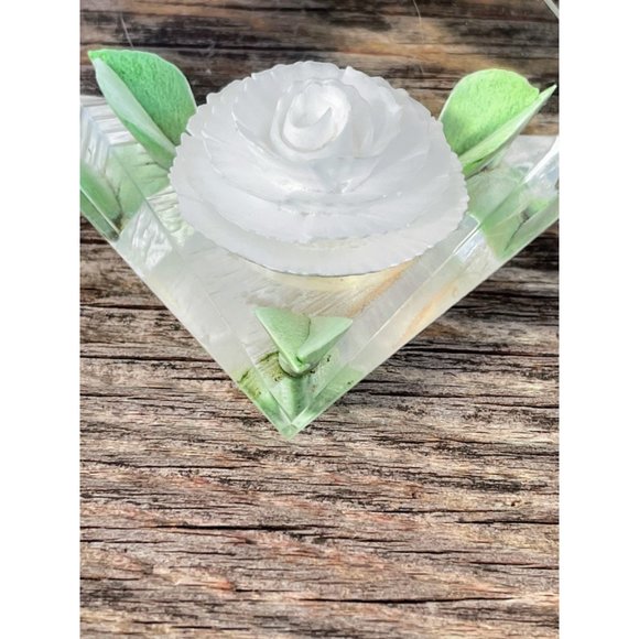 Vintage Russ Acrylic Lucite White Flower Paper Weight - Picture 3 of 6